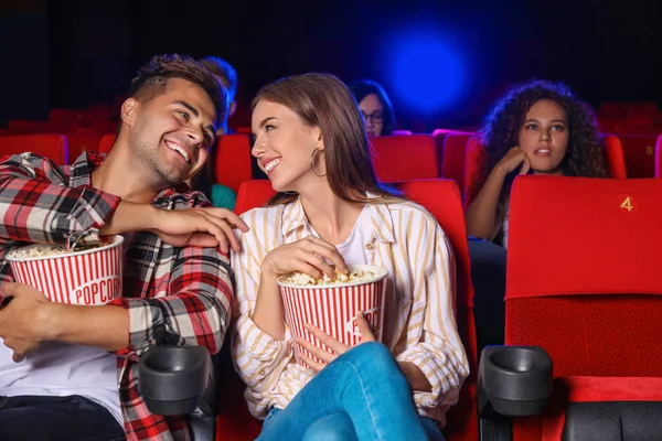 Пара с попкорном, смотрящим кино в кино — стоковое фото