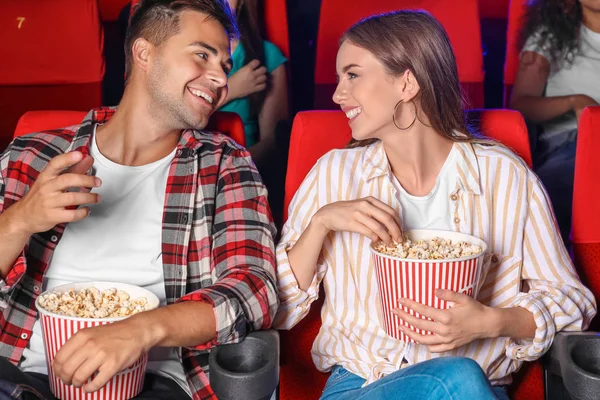 Coppia con popcorn guardando film in cinema — Foto Stock