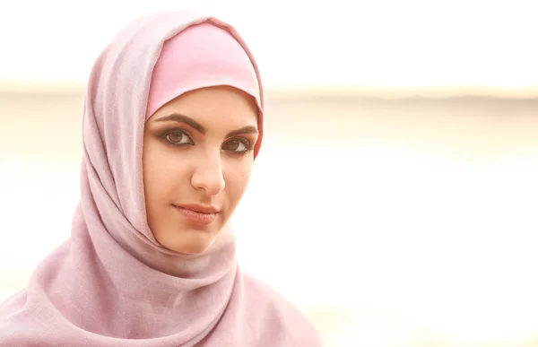 Portret van mooie moslim vrouw buitenshuis — Stockfoto