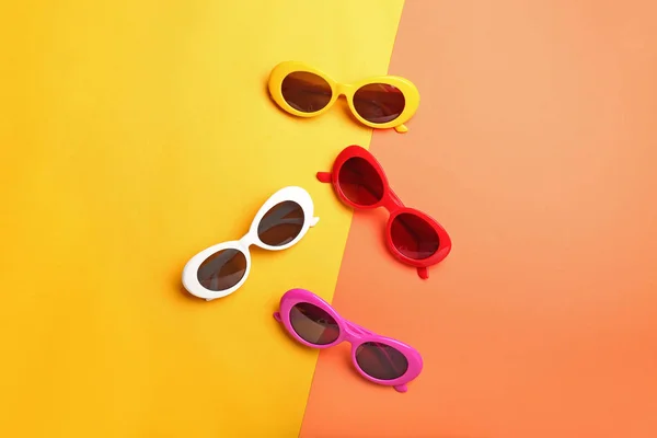颜色背景上的不同时尚太阳镜 — 图库照片
