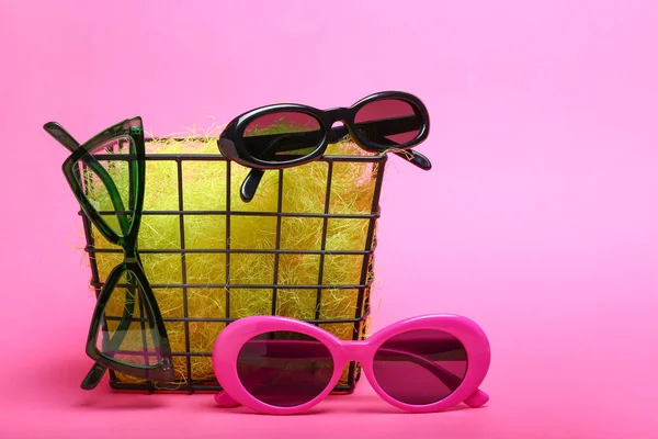 不同的时尚太阳镜，带花篮，色彩背景 — 图库照片