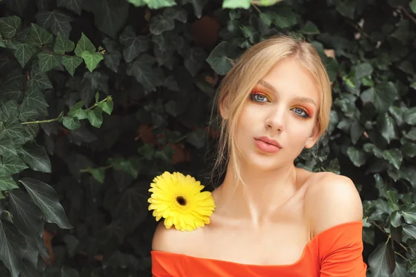 Vacker ung kvinna med Gerbera blomma utomhus — Stockfoto