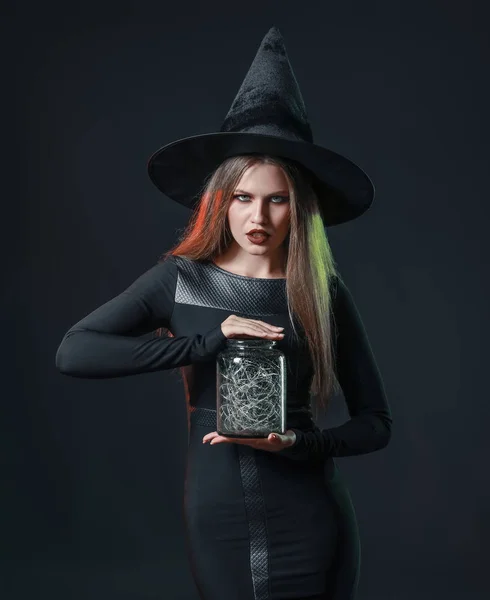 Hermosa mujer vestida de bruja para Halloween sobre fondo oscuro —  Fotos de Stock