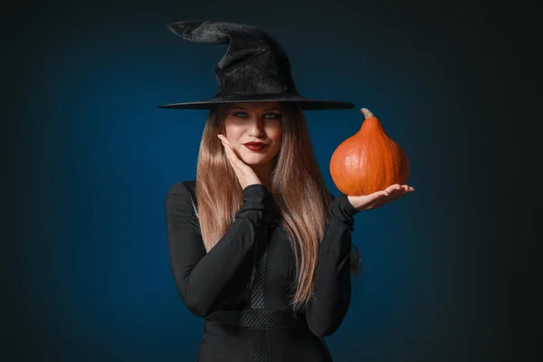 Mulher bonita vestida como bruxa para o Halloween no fundo escuro — Fotografia de Stock