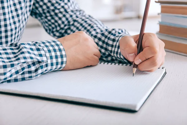 Asiático estudiante preparándose para el examen en casa —  Fotos de Stock