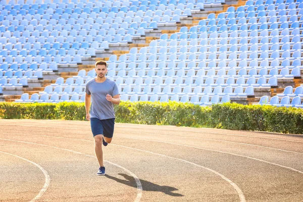 Uomo sportivo che corre allo stadio — Foto Stock