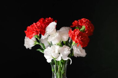 Koyu arka plan üzerinde güzel çiçekli vazo