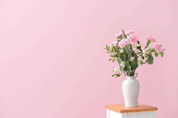 Vaso con mazzo di bei fiori sul tavolo — Foto Stock