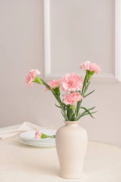 테이블에 꽃병에 아름다운 카네이션 꽃 — 스톡 사진
