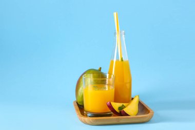 Renk arka planda taze mango suyu ile Kompozisyon