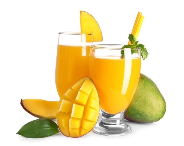 Glas välsmakande Mango juice på vit bakgrund — Stockfoto