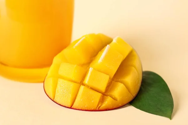Tasty ripe mango and glass of juice on color background — Stock Photo, Image