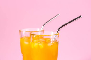 Renkli fonda taze mango suyu bardakları