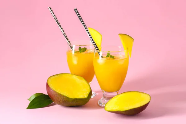 Glasses of fresh mango juice on color background — Stock Photo, Image