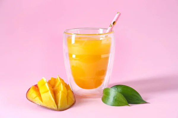 Glas van verse mango sap op kleur achtergrond — Stockfoto