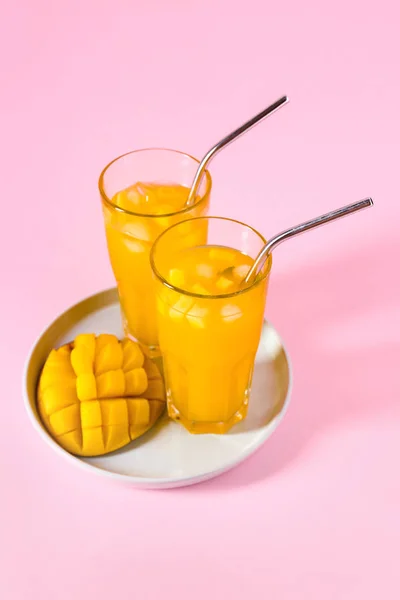 Glasses of fresh mango juice on color background — Stock Photo, Image