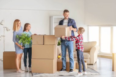 Yeni evlerinde eşyaları olan mutlu aile