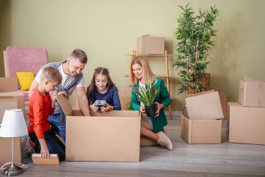 Mutlu aile yeni evlerinde eşyalarını boşaltma