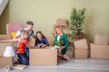 Mutlu aile yeni evlerinde eşyalarını boşaltma