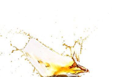 Beyaz arka planda kahve damlası