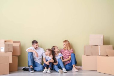 Yeni evlerinde eşyaları olan mutlu aile