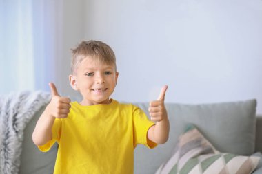 Başparmak-up jest evde gösterilen sevimli küçük çocuk