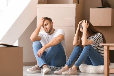 Yorgun çift yeni eve taşındıktan sonra katta oturan
