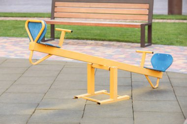 Parktaki oyun alanında testere