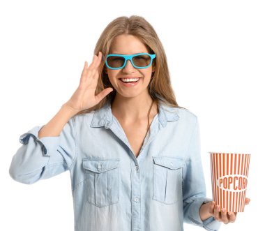 Beyaz arka plan film izlerken patlamış mısır olan kadın