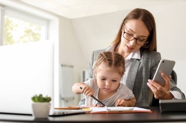 Ofiste kızı ile çalışan anne