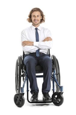 Beyaz arka planda tekerlekli sandalyeyakışıklı işadamı