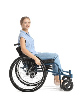 Tekerlekli sandalye beyaz arka plan üzerinde güzel kadın