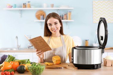 Mutfakta modern çoklu ocak kullanarak tarifi kitap ile Kadın