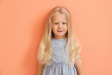 Renkli arka planda şirin bir kız.