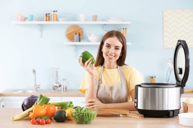 Kadın mutfakta modern çoklu ocak kullanarak