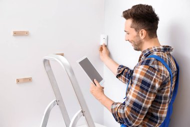 Tablet bilgisayar ile elektrikçi kapalı alarm sistemi yükleme