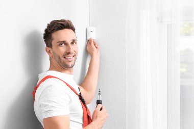 Elektrikçi, kapalı mekanlarda alarm sistemi kurma