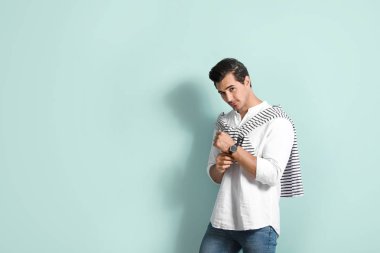 Renkli arka planda şık moda adam