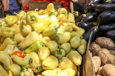 Pazarda tezgahta taze sebze çeşitleri