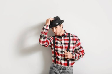 Hafif arka planda şık şık adam