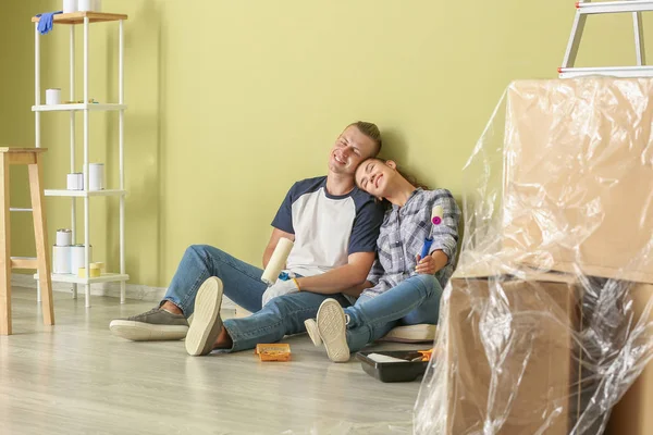 Feliz joven pareja descansando durante la reparación de su nueva casa —  Fotos de Stock