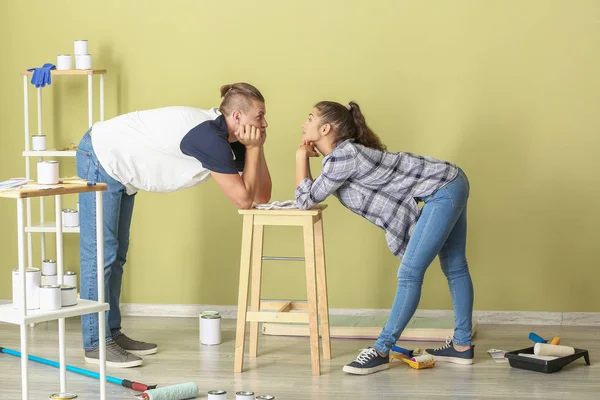 Feliz joven pareja haciendo reparación en su nueva casa — Foto de Stock