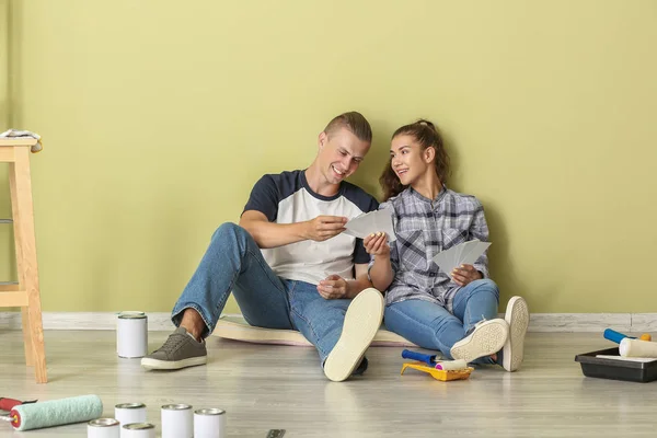 Felice giovane coppia che sceglie il colore delle pareti nella loro nuova casa — Foto Stock