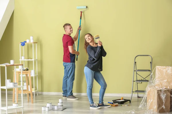 Счастливая молодая пара делает ремонт в своем новом доме — стоковое фото