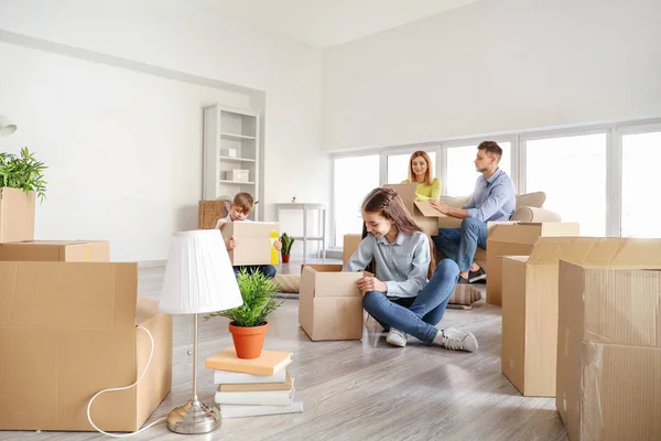 Happy family unpacking belongings in their new house — Stock Photo, Image