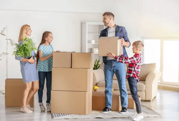 Familia feliz con pertenencias en su nueva casa —  Fotos de Stock