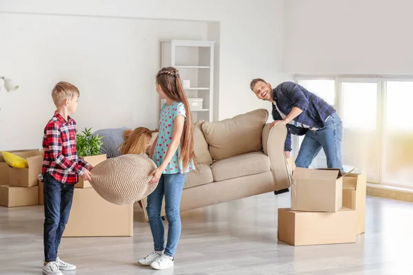 Felice famiglia mobili in movimento nella loro nuova casa — Foto Stock