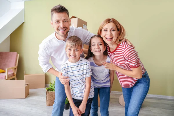 Щаслива сім'я в їхньому новому будинку — стокове фото