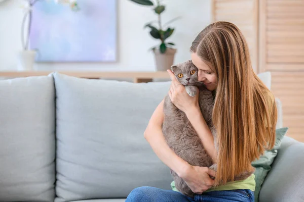 Hermosa mujer con lindo gato en casa — Foto de Stock