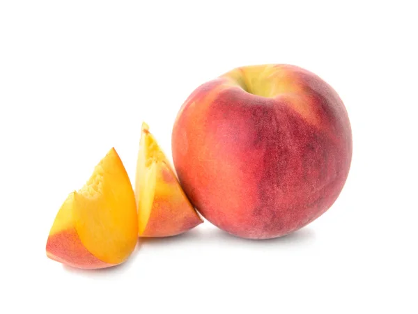 Спелый персик на белом фоне — стоковое фото